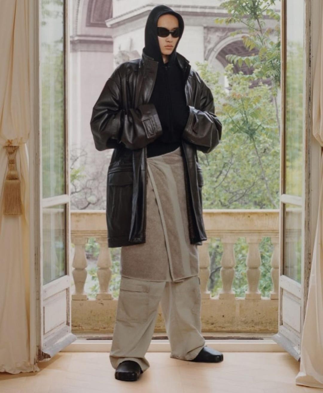Balenciaga lança nova saia que lembra toalha de banho
