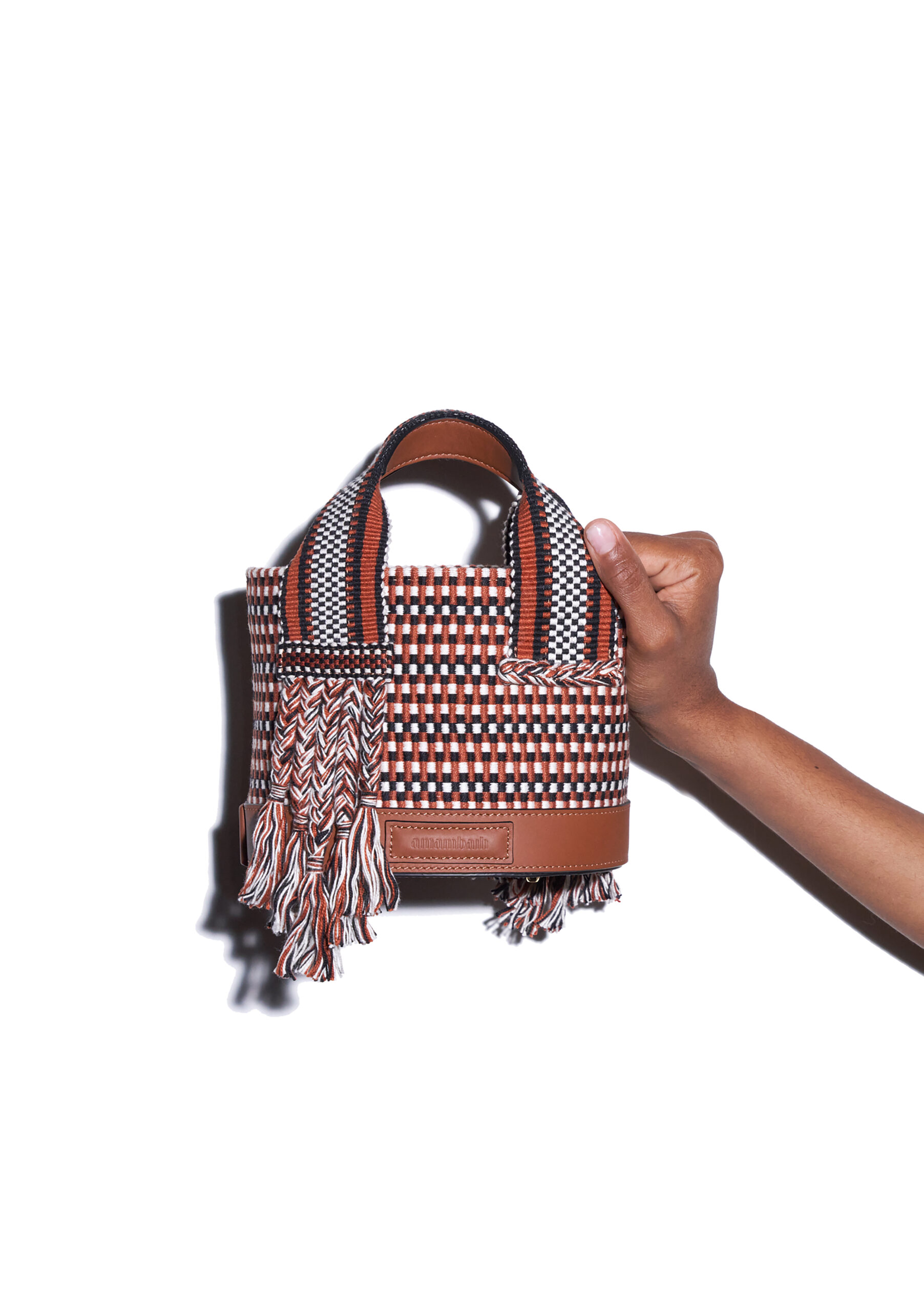 The Club apresenta nova marca francesa em sua curadoria
A Amambaih produz sapatos e bolsas de forma artesanal.
