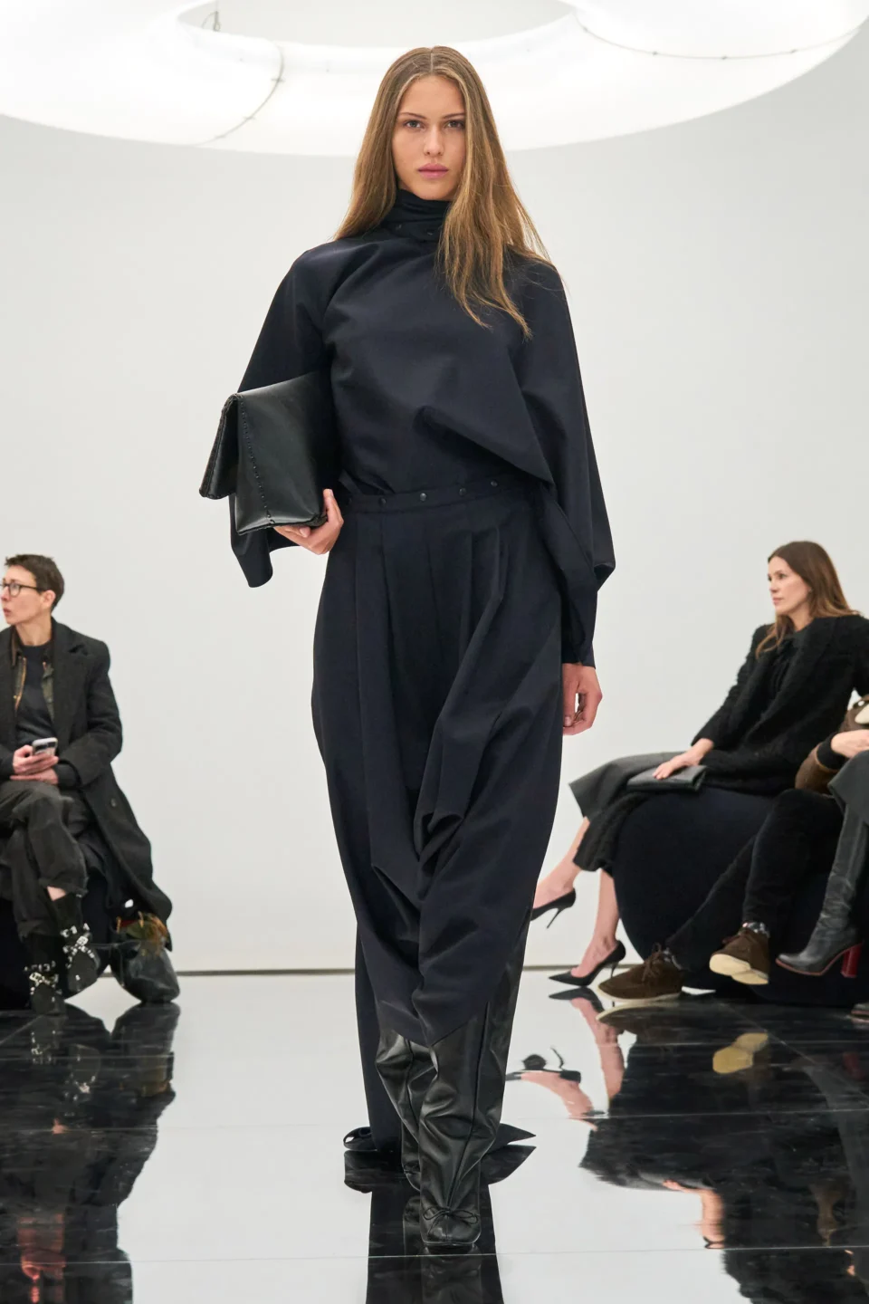 00024-alaia-fall-2024-ready-to-wear-credit-brand