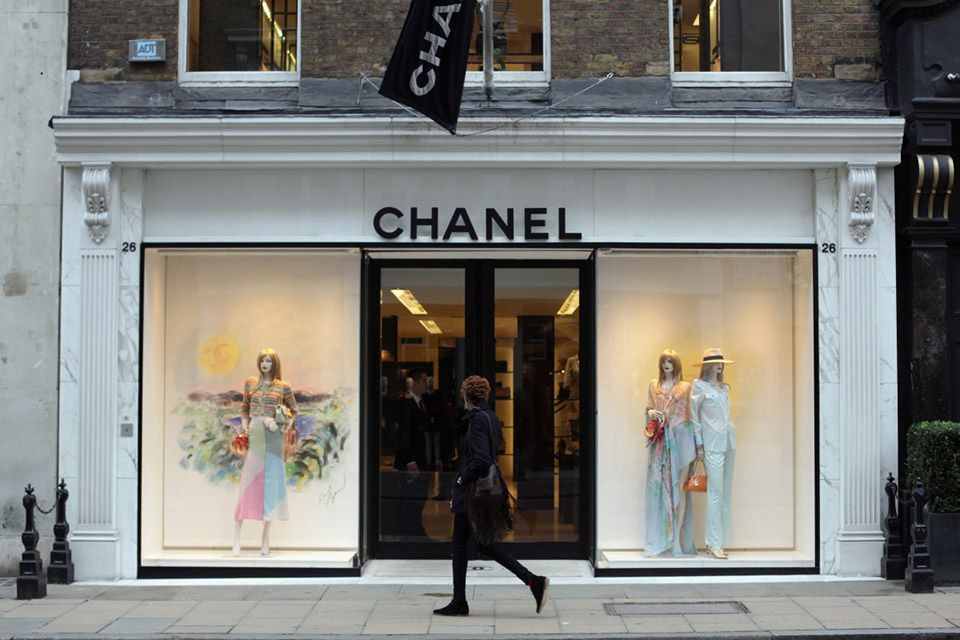 Ação judicial entre a Chanel e a WGACA tem início em NY
A marca francesa acusa brechó de luxo de enganar os consumidores afirmando afiliações falsas.