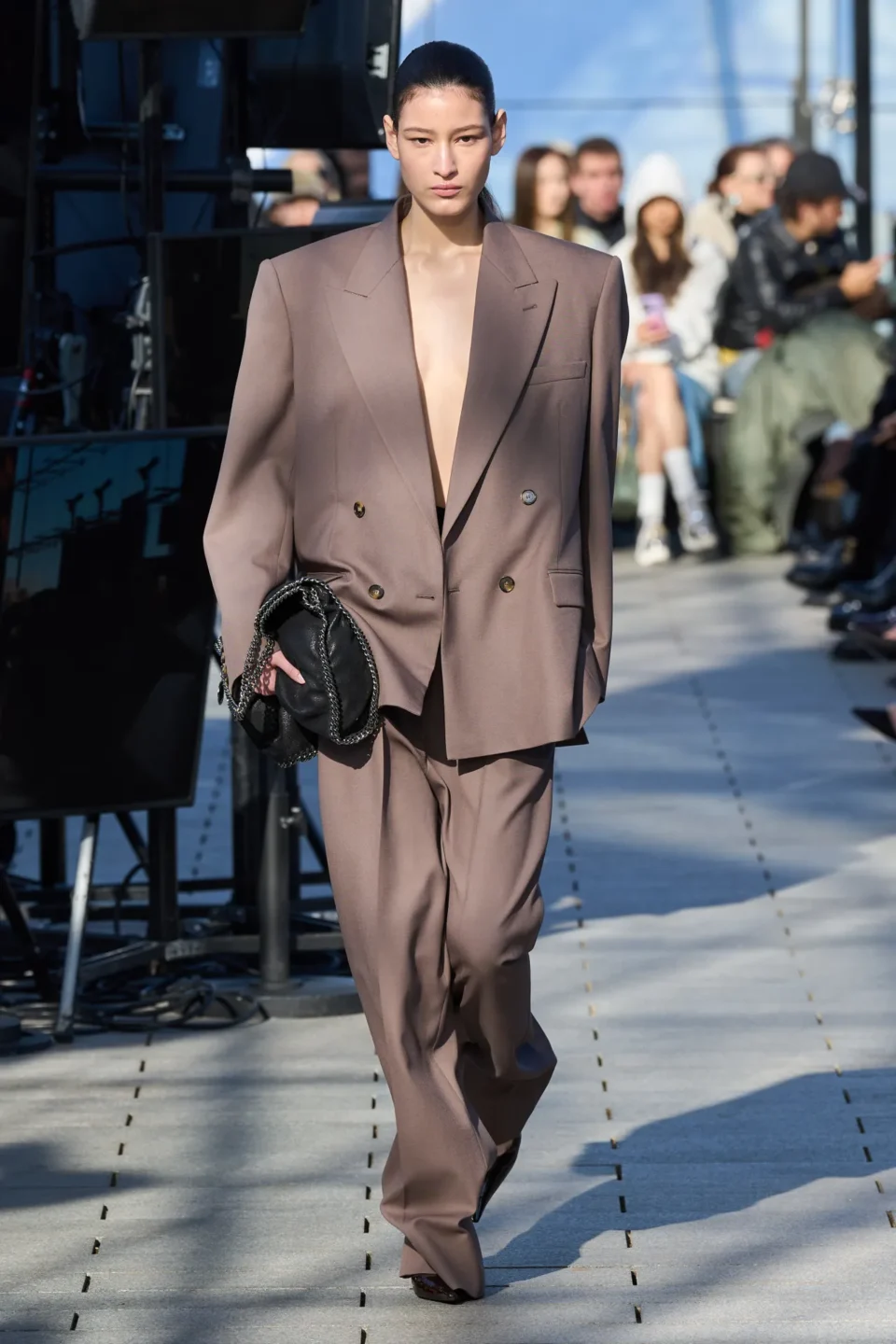 00002-stella-mccartney-fall-2024-ready-to-wear-credit-gorunway