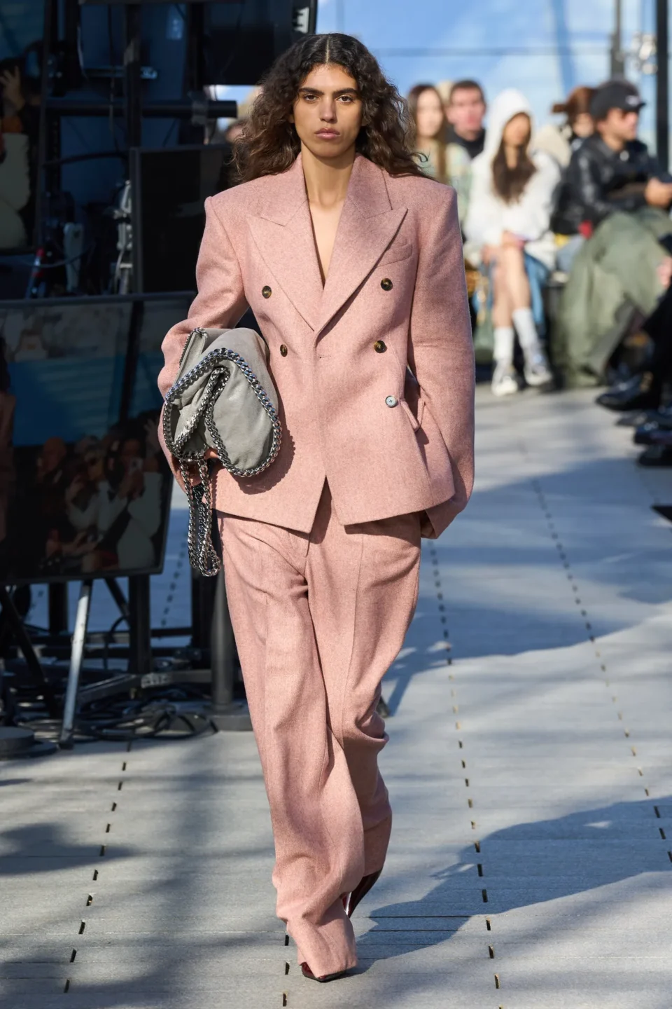 00004-stella-mccartney-fall-2024-ready-to-wear-credit-gorunway