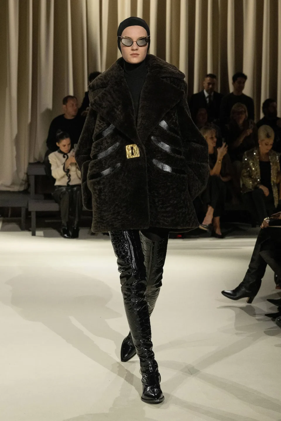 00022-schiaparelli-fall-2024-ready-to-wear-credit-brand