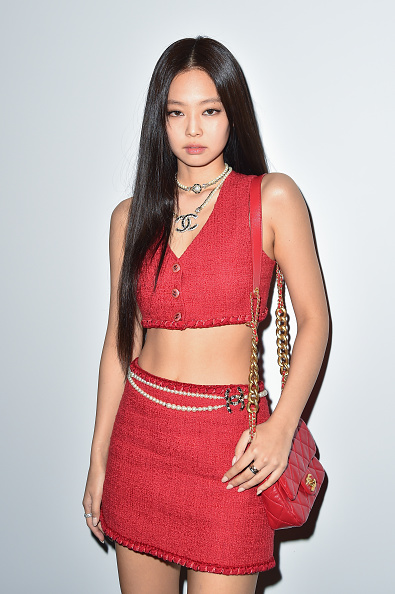 Jennie, do Blackpink, na nova campanha da Chanel, o aumento dos lucros da Birkenstock, o primeiro perfume da Balmain e muito mais
As principais notícias da semana que você não pode deixar de saber.