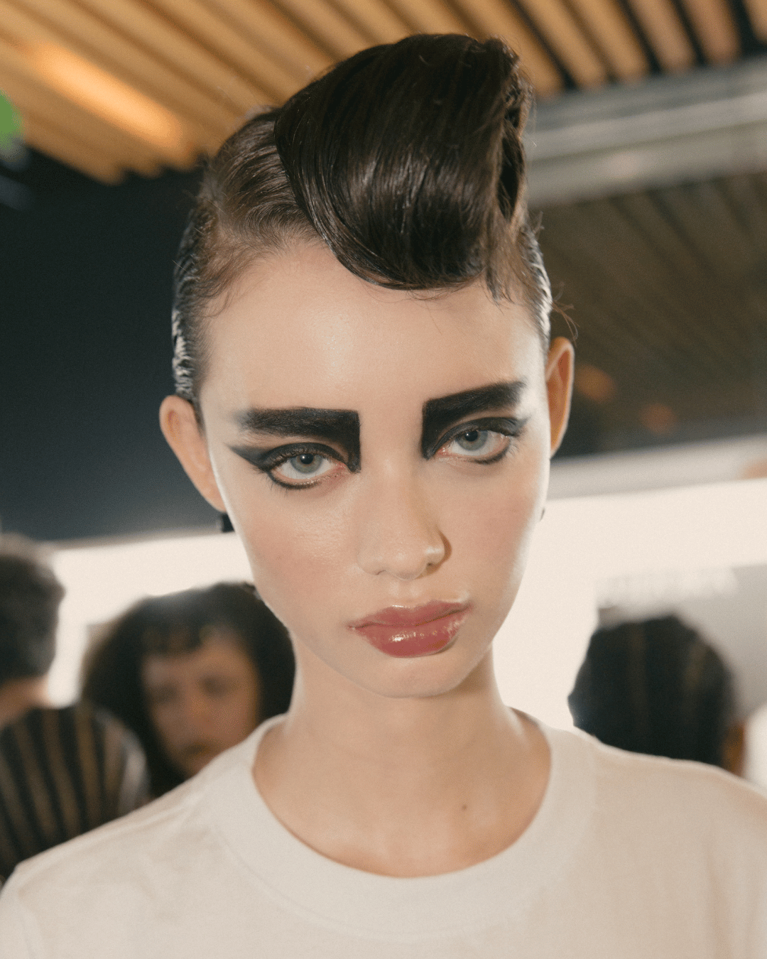 uma Ode aos cabelos: Truss & Ricardo dos Anjos apostam em mix de décadas para os fios das modelos no desfile de André Lima
A marca ainda assinou a nova coloração dos fios de Silvia Braz que esteve presente na primeira fila do desfile.