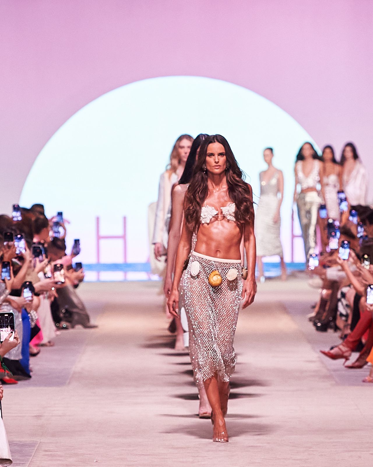 Charth desfila coleção Soir para o Verão 2025 em São Paulo
Marca evocou a magia do pôr do sol em evento para 700 convidados e Izabel Goulart na passarela.
