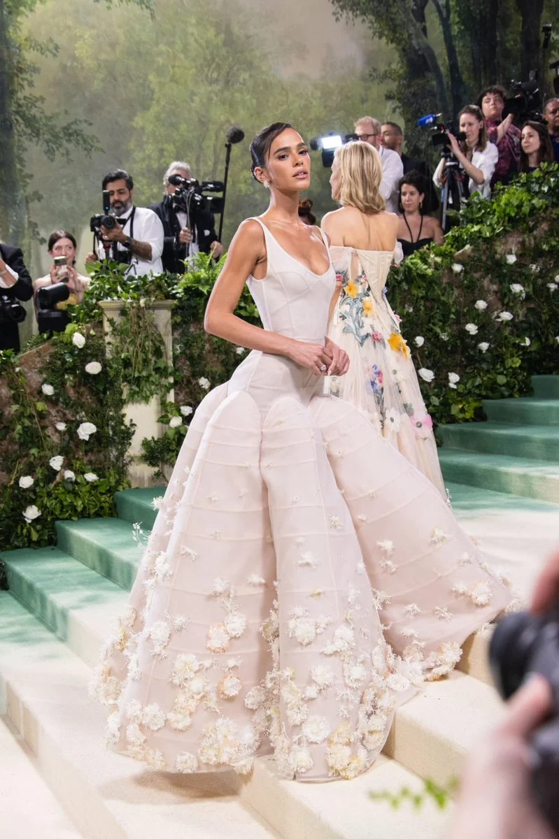 Bruna Marquezine estreia no Met Gala 2024