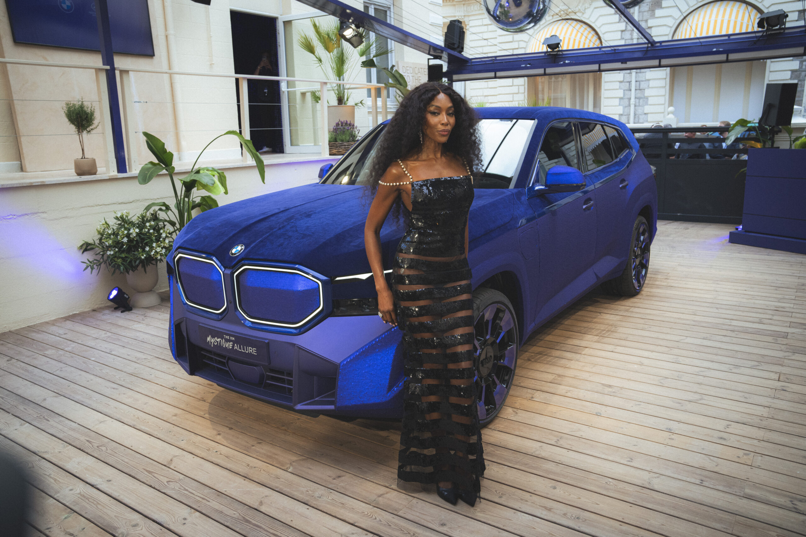 Naomi Campbell assina para BMW carro de veludo e lantejoulas
Inspirado na Alta Costura, a gigante do automobilismo lança collab com a supermodel na 77a edição do festival de Cannes