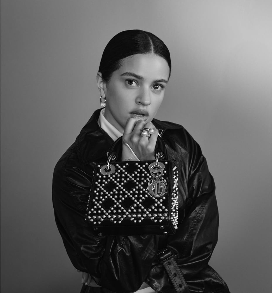 Rosalía como nova embaixadora da Dior, as datas dos desfiles Cruise, a coleção entre Alexandre Herchcovitch e Aramis e muito mais