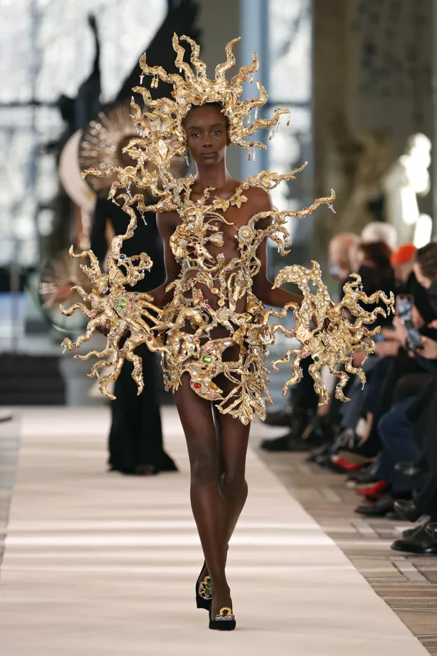 João Maraschin e seu desfile em Copenhague, o programa All Stars da Converse, o lucro da Hermès e muito mais