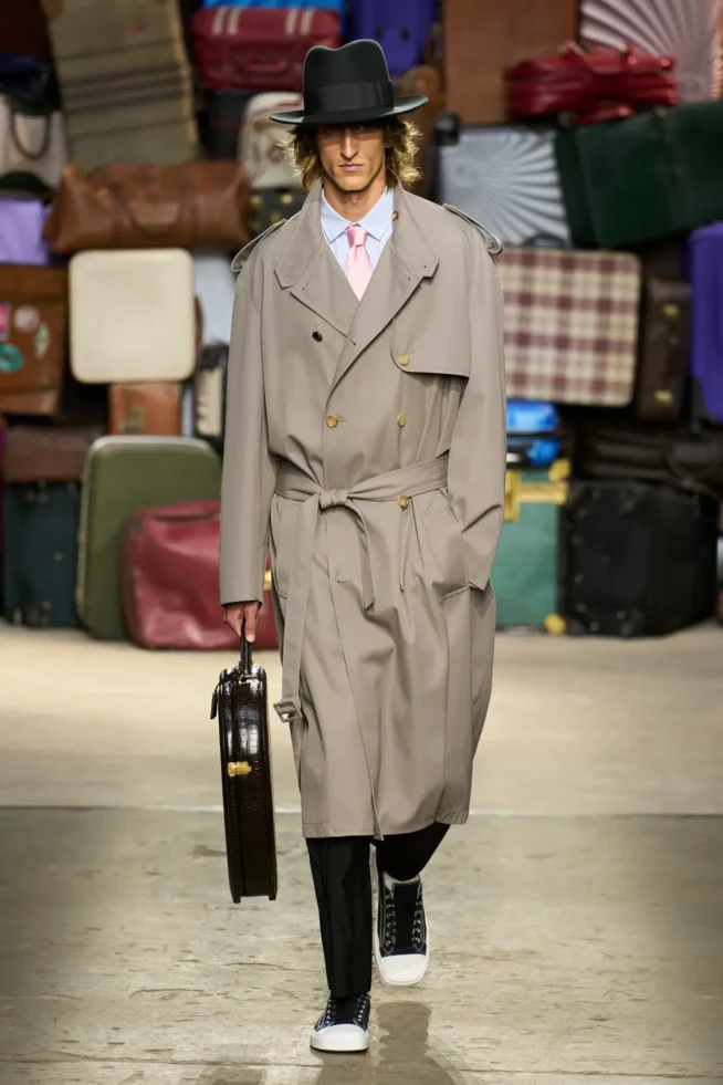 00001-moschino-spring-25-mens-credit-gorunway