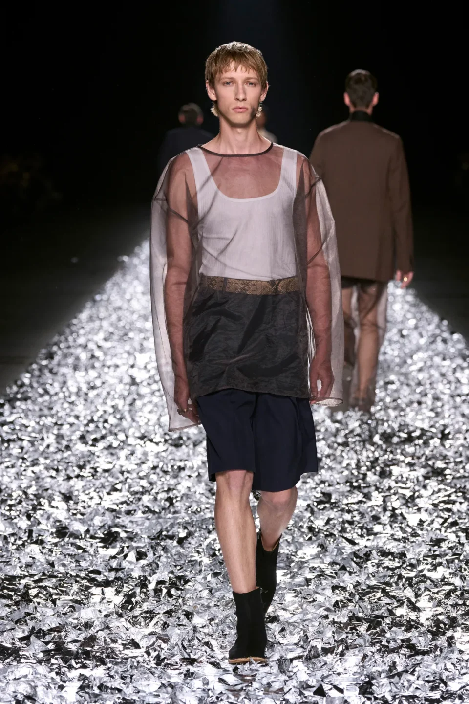 00003-dries-van-noten-spring-2025-menswear-credit-gorunway