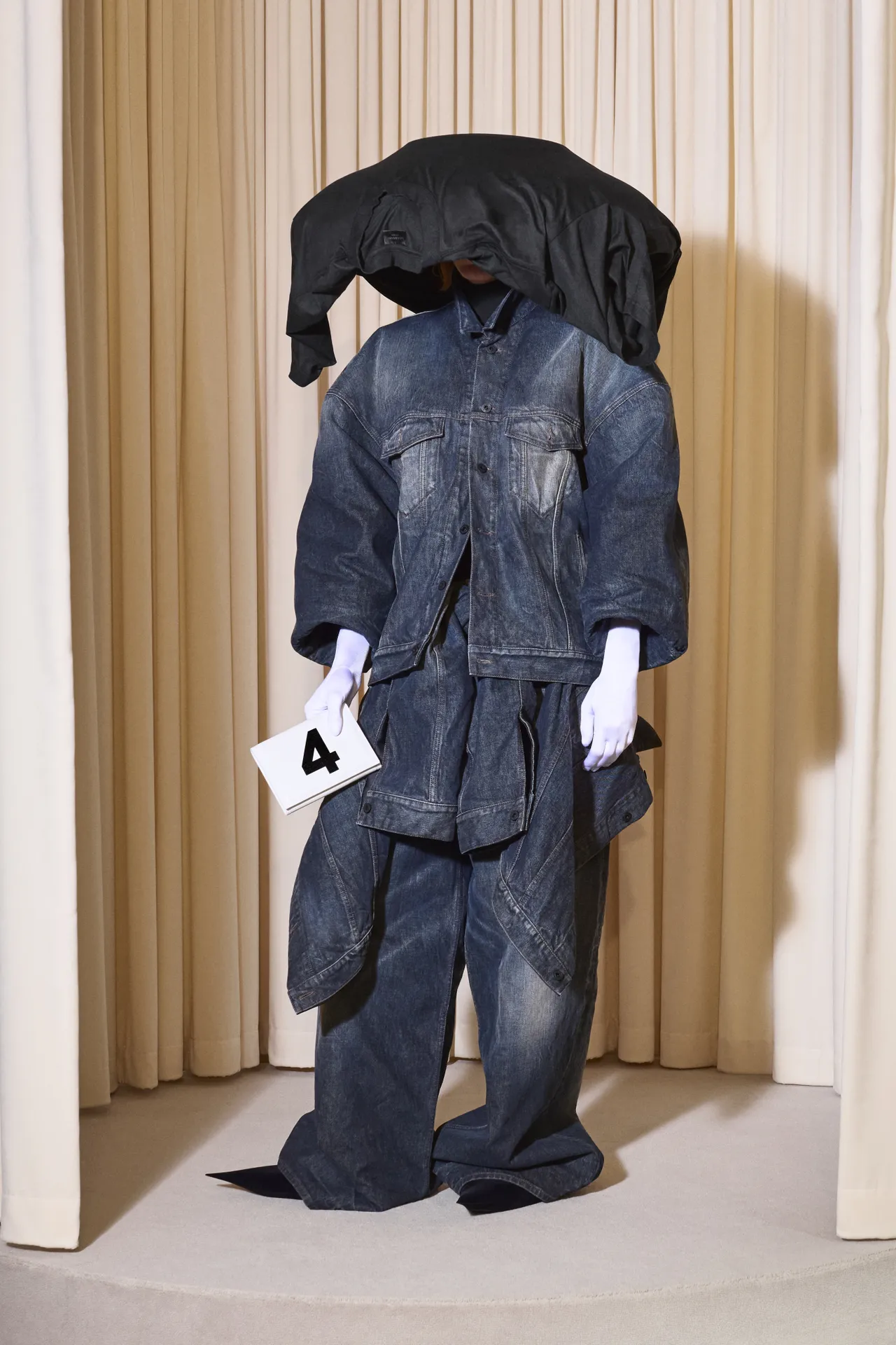 00004-balenciaga-fall-24-couture-credit-brand