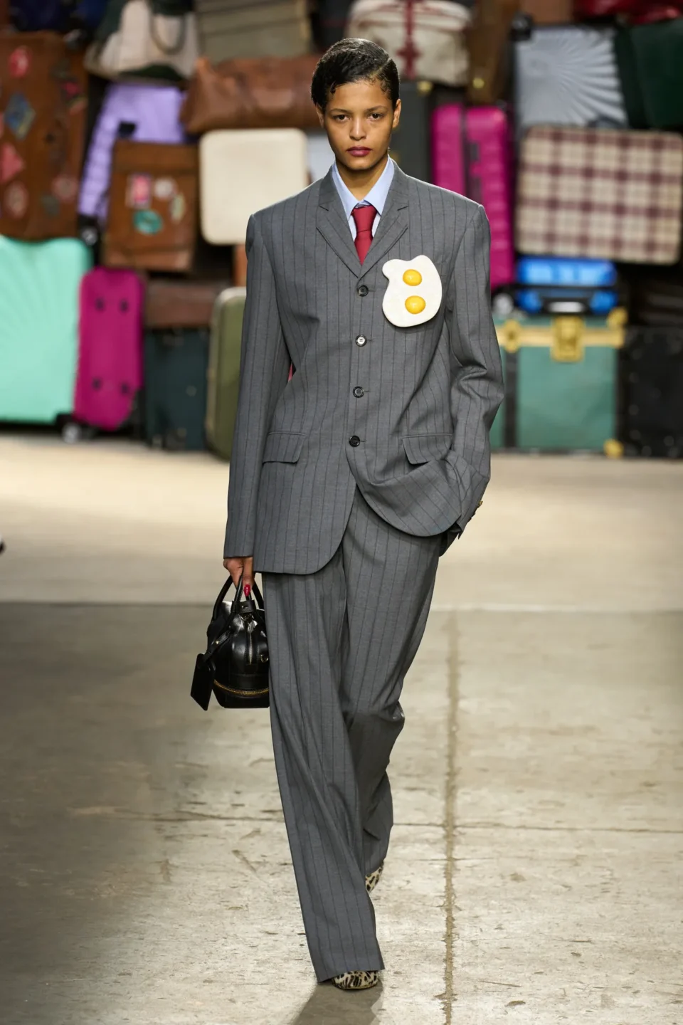 00005-moschino-spring-25-mens-credit-gorunway