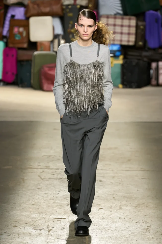00006-moschino-spring-25-mens-credit-gorunway