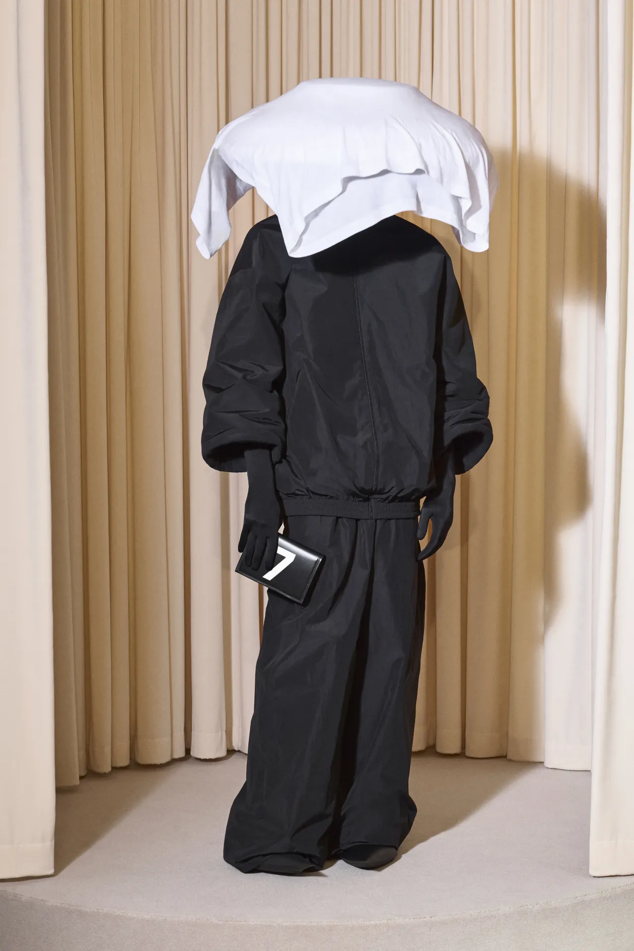 00007-balenciaga-fall-24-couture-credit-brand