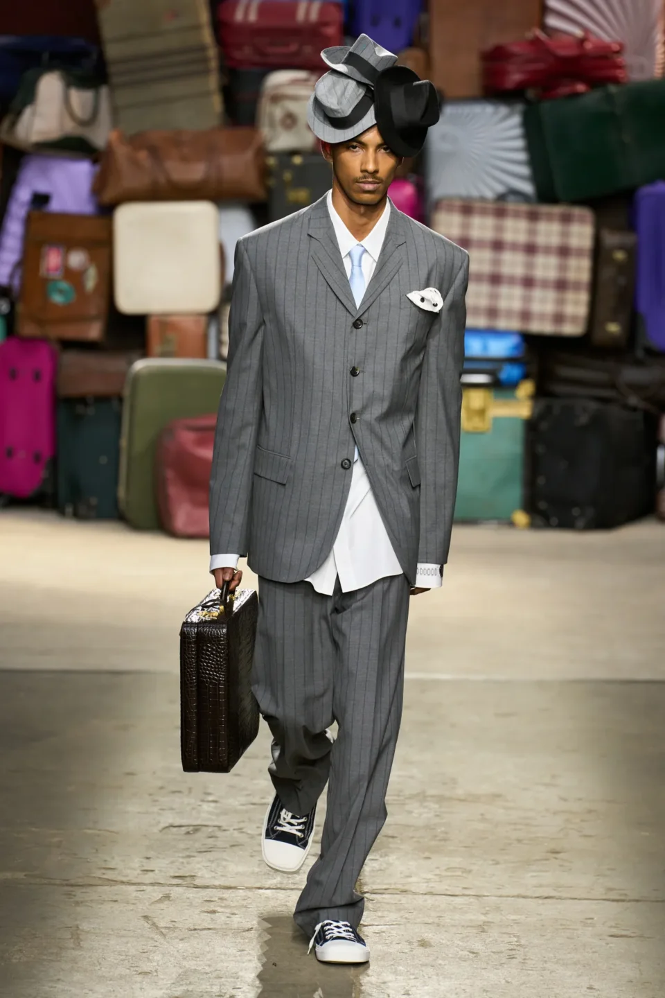 00007-moschino-spring-25-mens-credit-gorunway