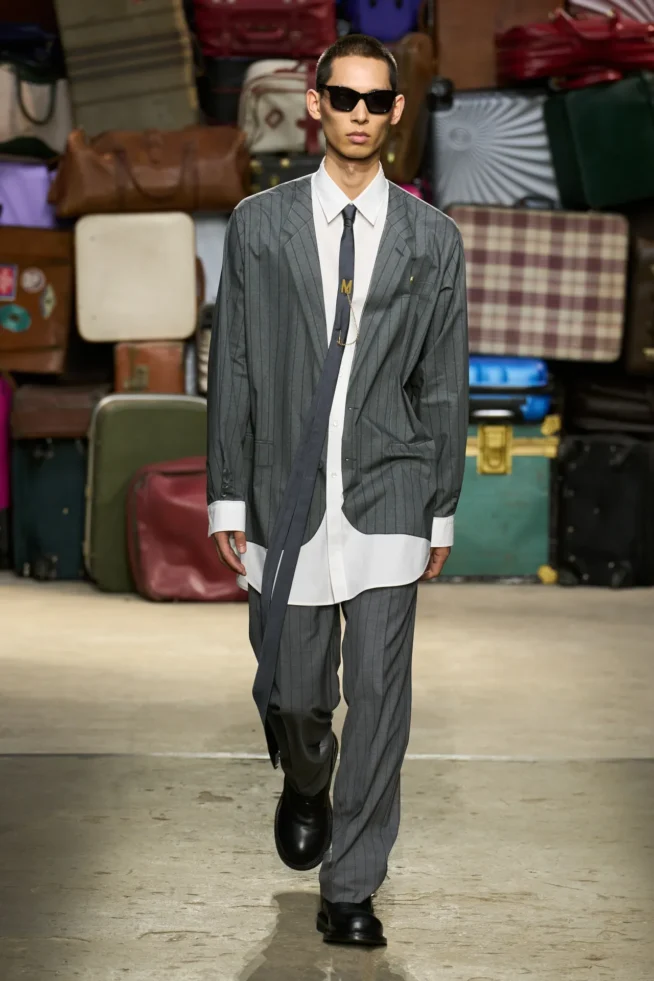 00016-moschino-spring-25-mens-credit-gorunway