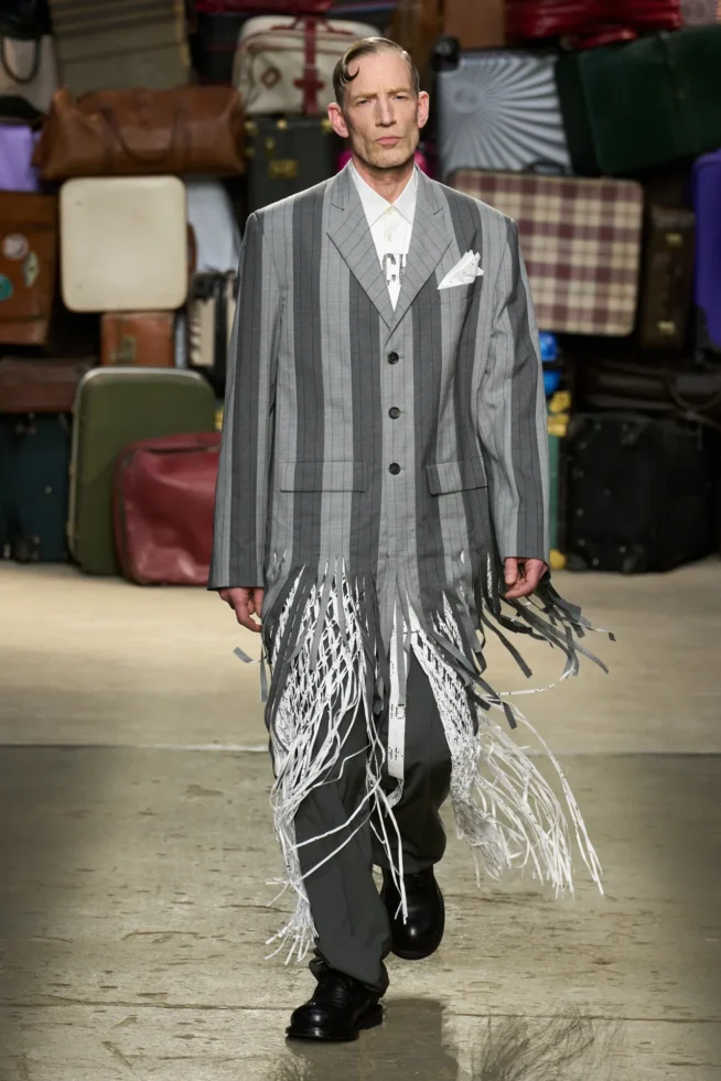 00019-moschino-spring-25-mens-credit-gorunway