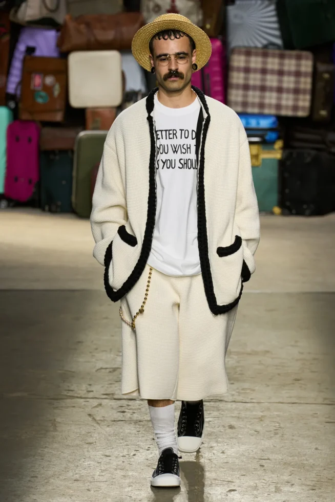 00022-moschino-spring-25-mens-credit-gorunway