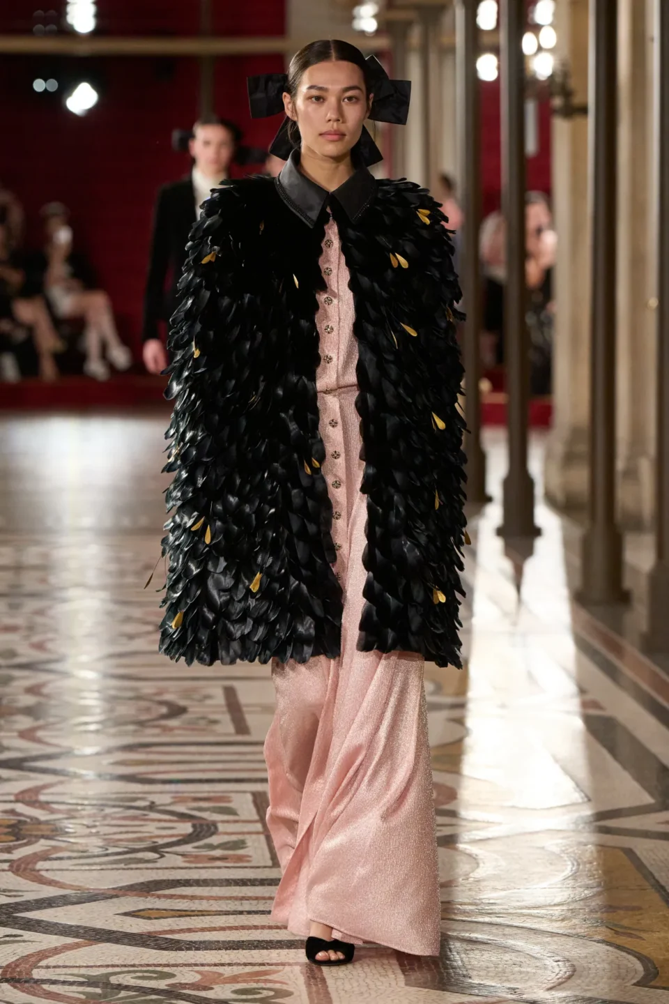 00024-chanel-fall-2024-couture-credit-gorunway