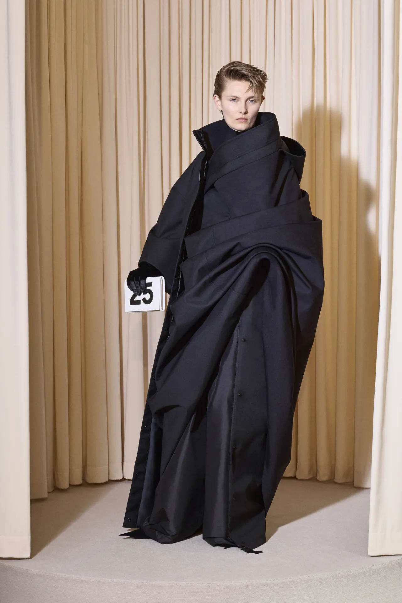 00025-balenciaga-fall-24-couture-credit-brand