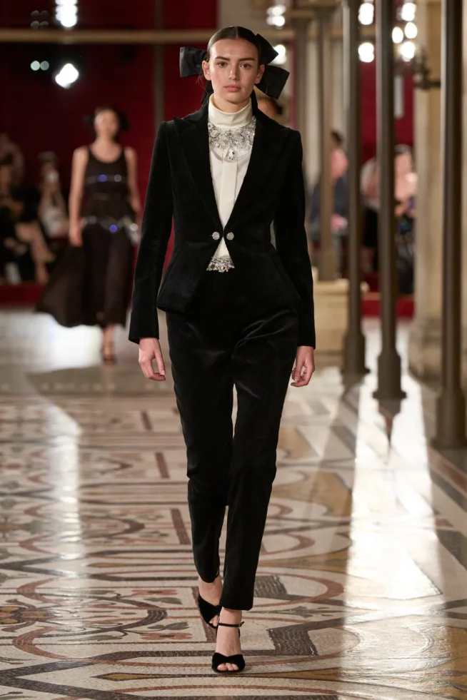 00025-chanel-fall-2024-couture-credit-gorunway