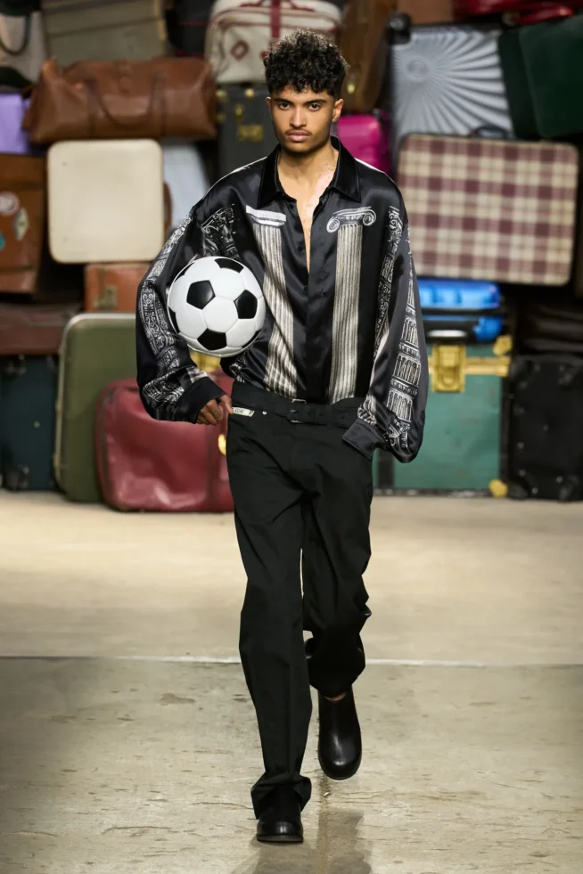 00025-moschino-spring-25-mens-credit-gorunway
