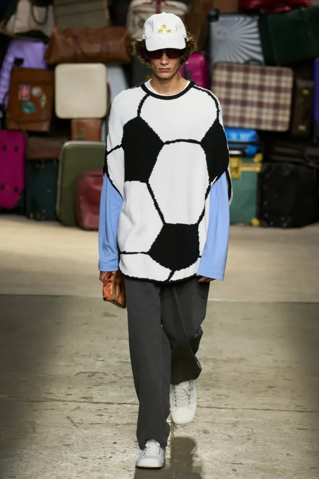 00026-moschino-spring-25-mens-credit-gorunway