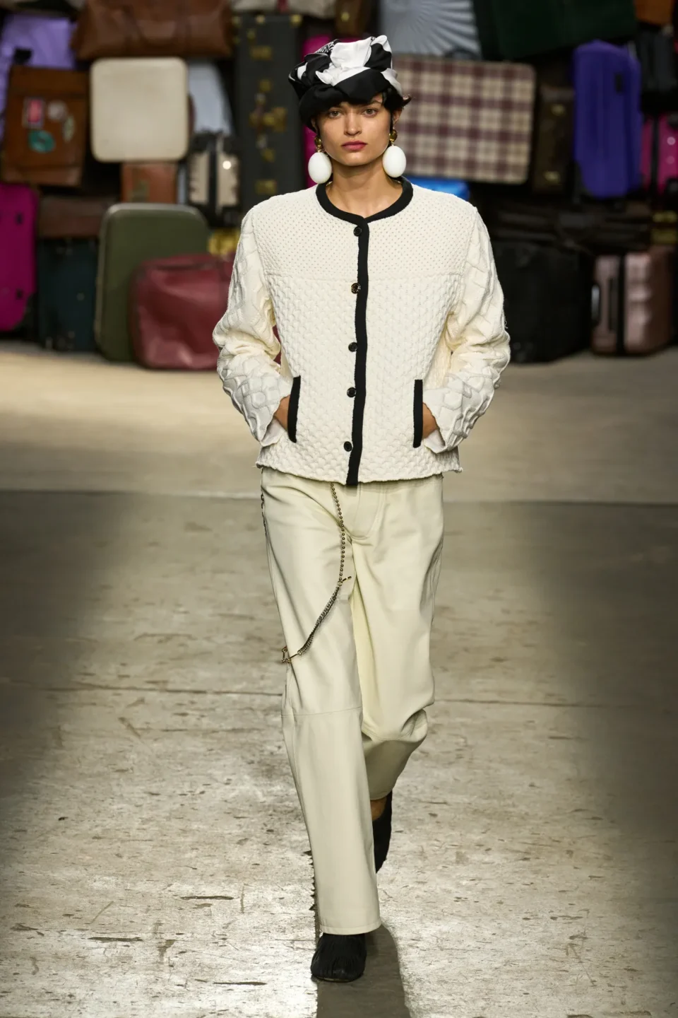 00028-moschino-spring-25-mens-credit-gorunway