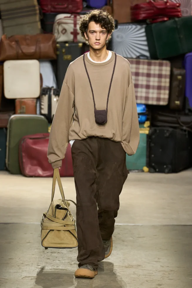 00029-moschino-spring-25-mens-credit-gorunway