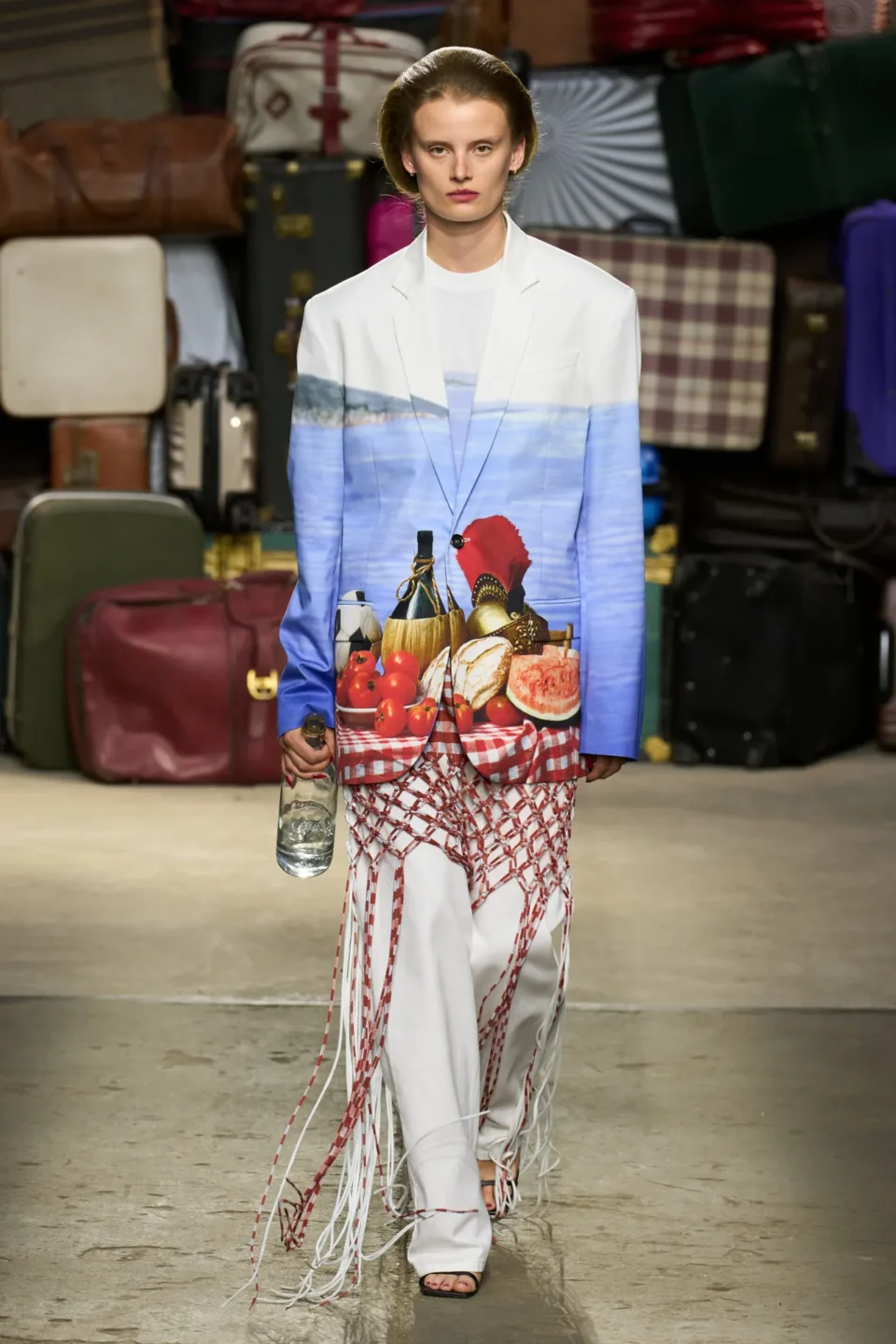00030-moschino-spring-25-mens-credit-gorunway