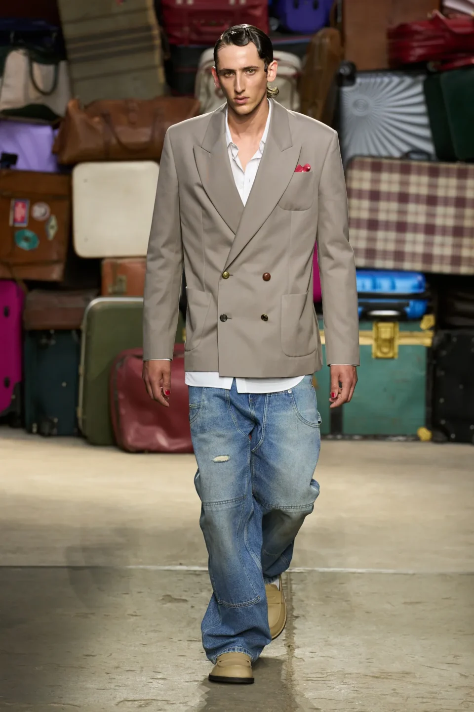 00031-moschino-spring-25-mens-credit-gorunway