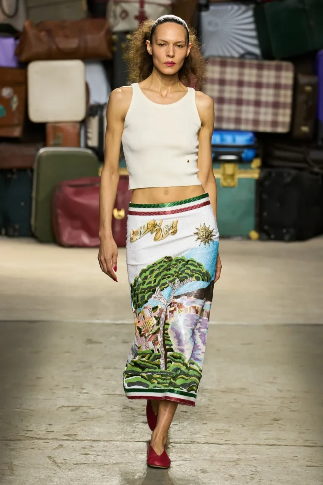 00032-moschino-spring-25-mens-credit-gorunway