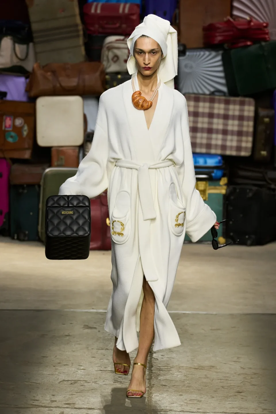 00033-moschino-spring-25-mens-credit-gorunway