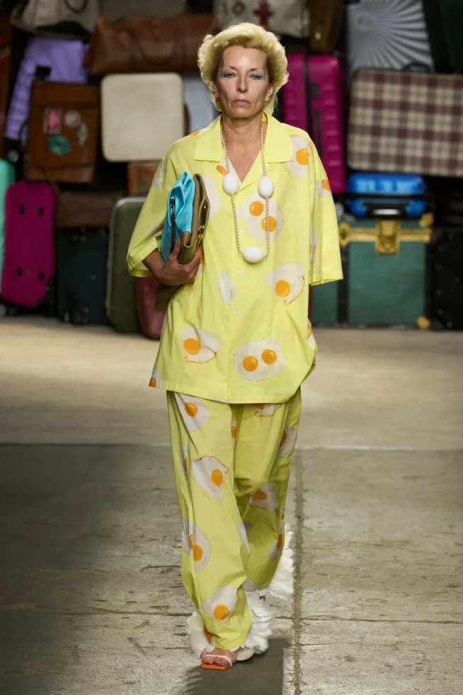 00034-moschino-spring-25-mens-credit-gorunway