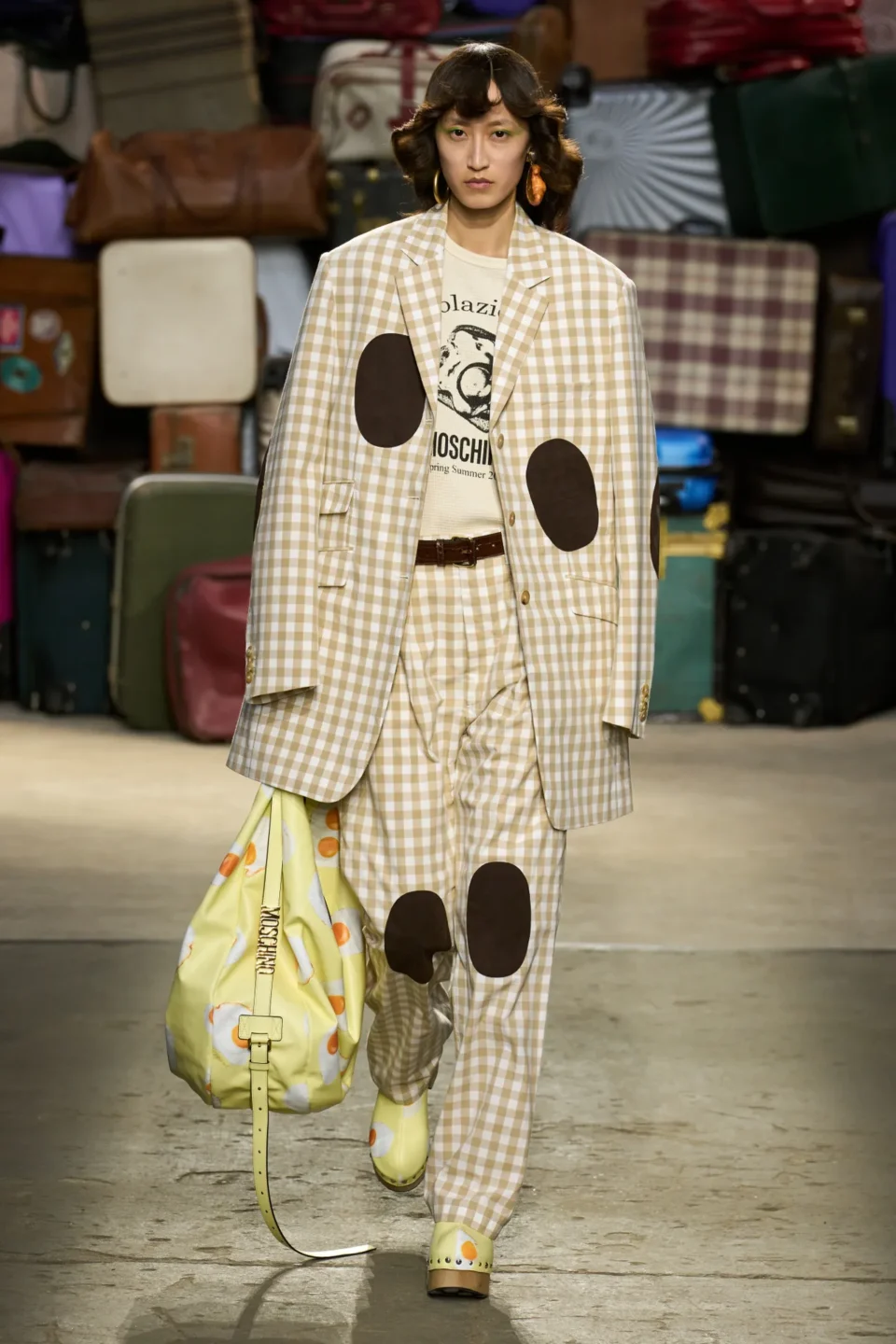 00035-moschino-spring-25-mens-credit-gorunway