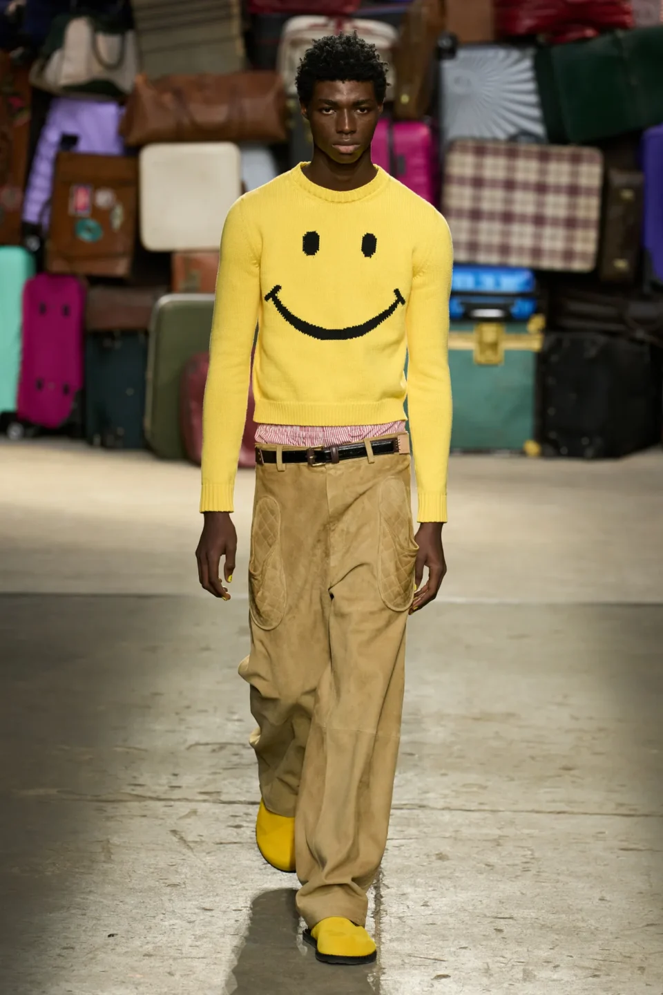 00036-moschino-spring-25-mens-credit-gorunway