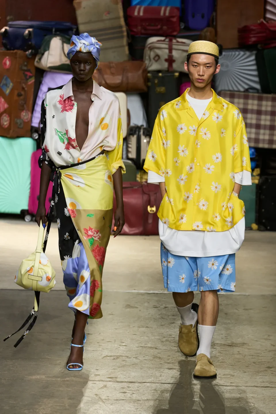 00038-moschino-spring-25-mens-credit-gorunway