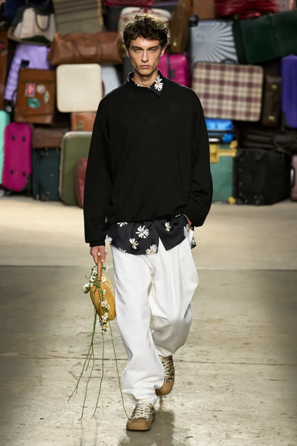 00039-moschino-spring-25-mens-credit-gorunway