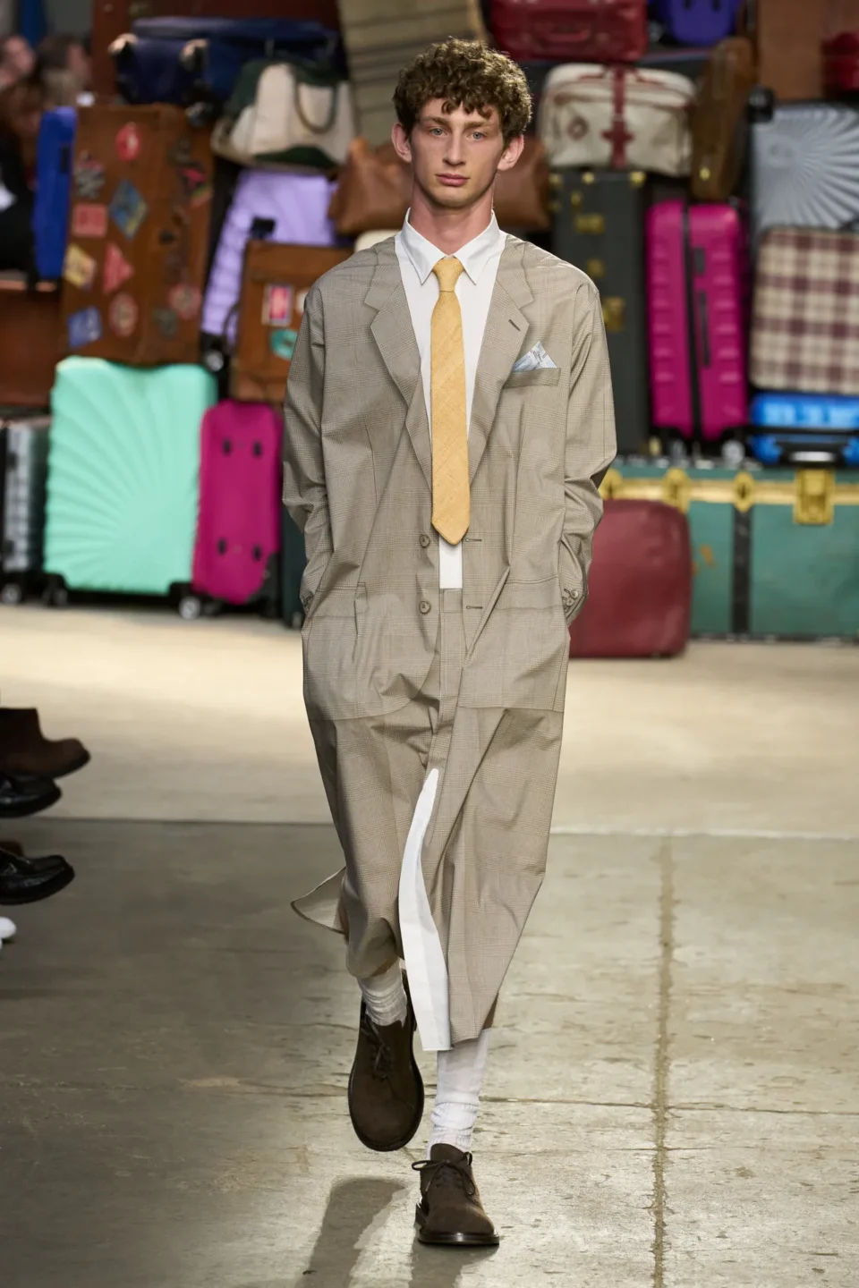 00041-moschino-spring-25-mens-credit-gorunway