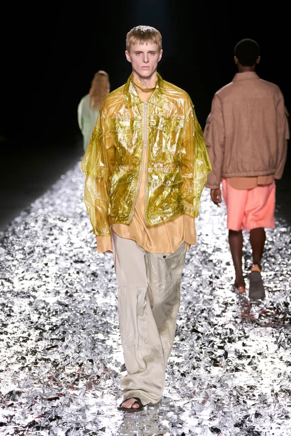 00042-dries-van-noten-spring-2025-menswear-credit-gorunway