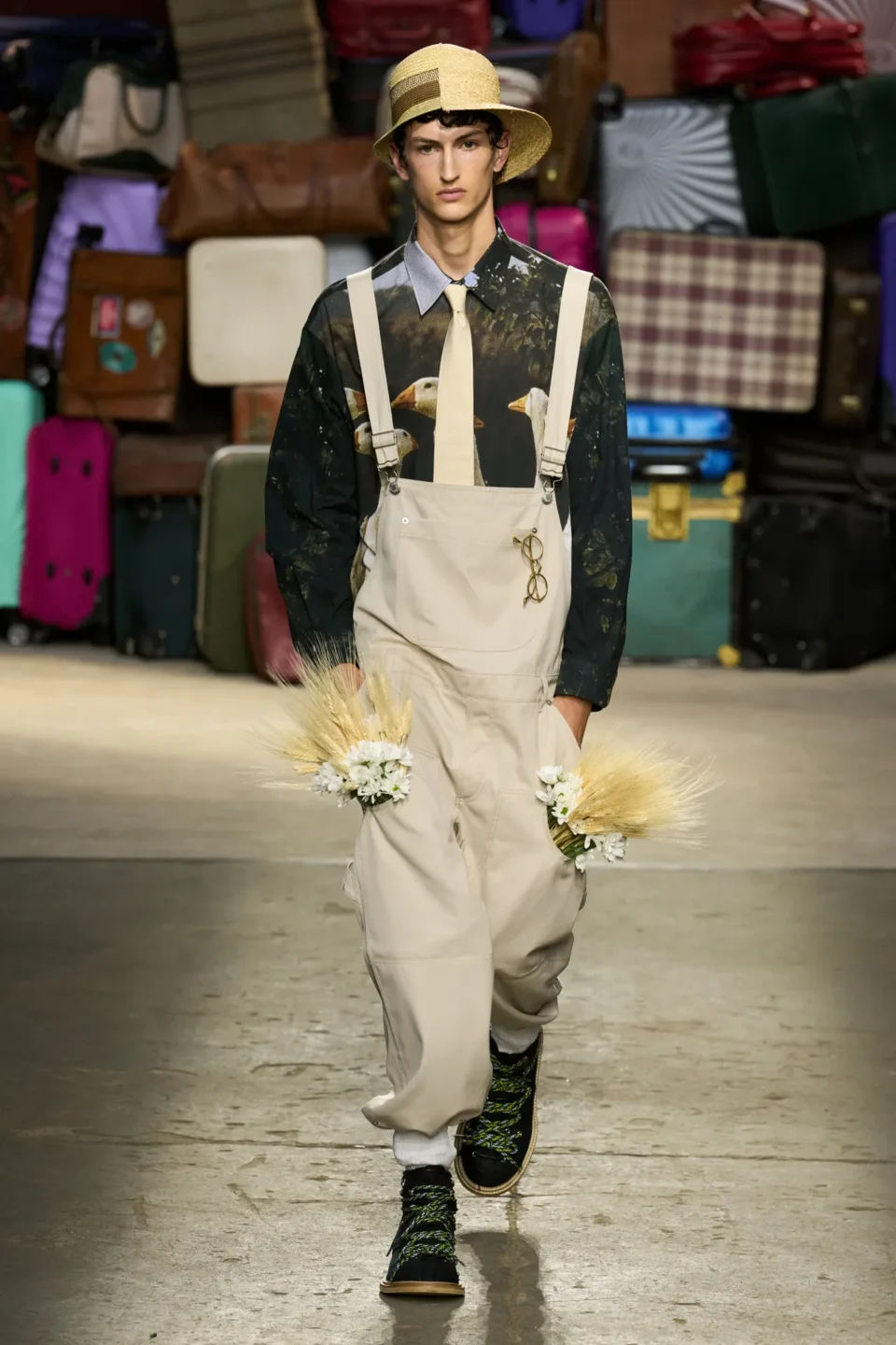 00043-moschino-spring-25-mens-credit-gorunway