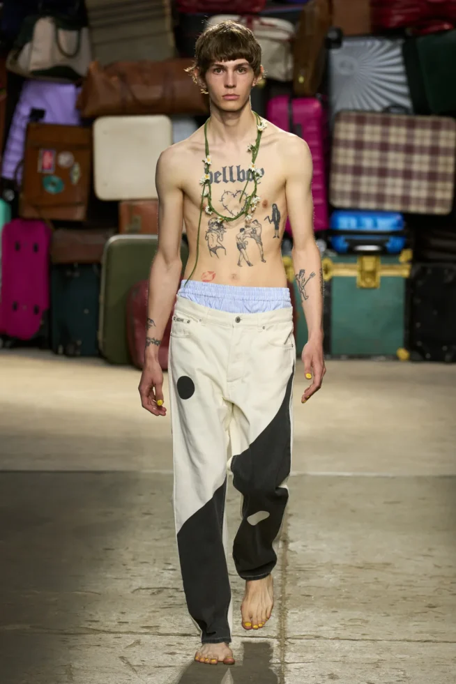 00044-moschino-spring-25-mens-credit-gorunway