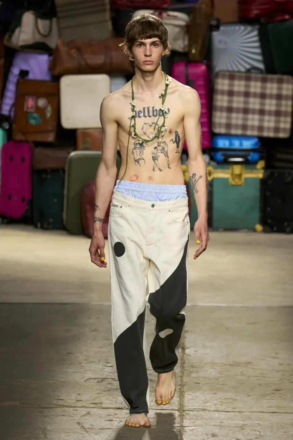 00044-moschino-spring-25-mens-credit-gorunway