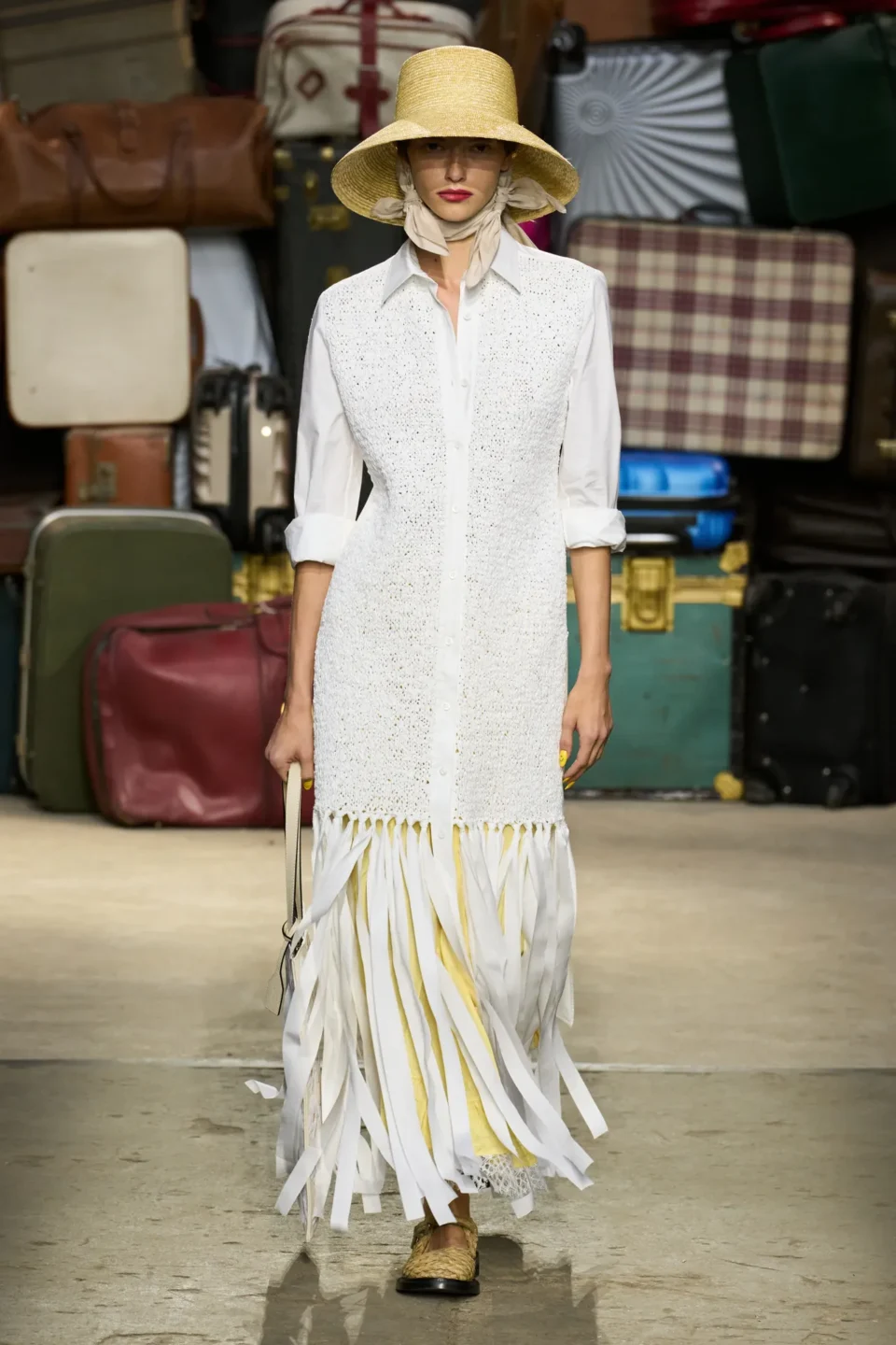 00047-moschino-spring-25-mens-credit-gorunway