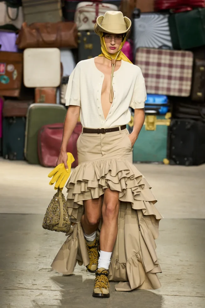 00051-moschino-spring-25-mens-credit-gorunway
