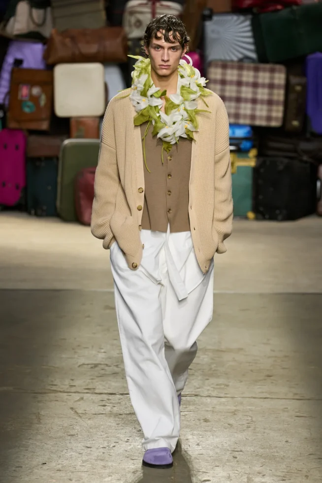 00052-moschino-spring-25-mens-credit-gorunway