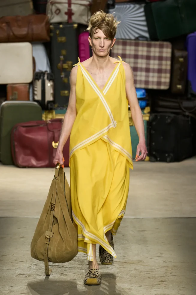 00053-moschino-spring-25-mens-credit-gorunway