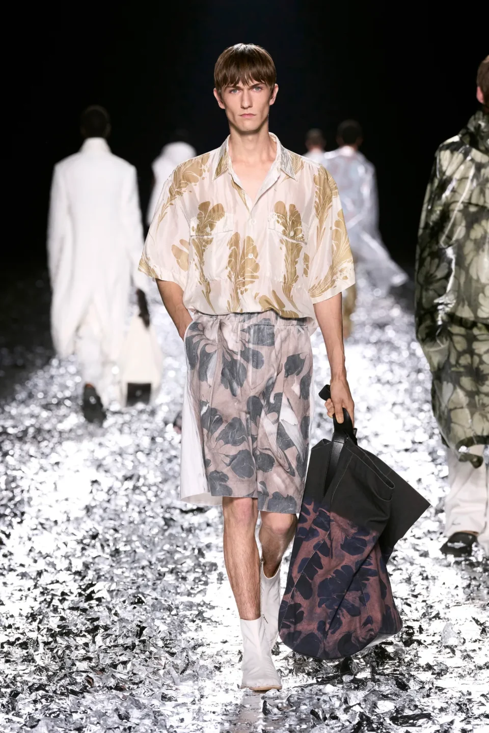 00054-dries-van-noten-spring-2025-menswear-credit-gorunway